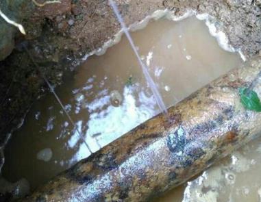 银海楼顶渗水维修公司分享下地暖漏水的原因及检测方法。